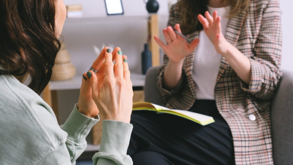 Eine Verhandlung zwischen Lehrern und Eltern über die Inhalte des Lehrplans.