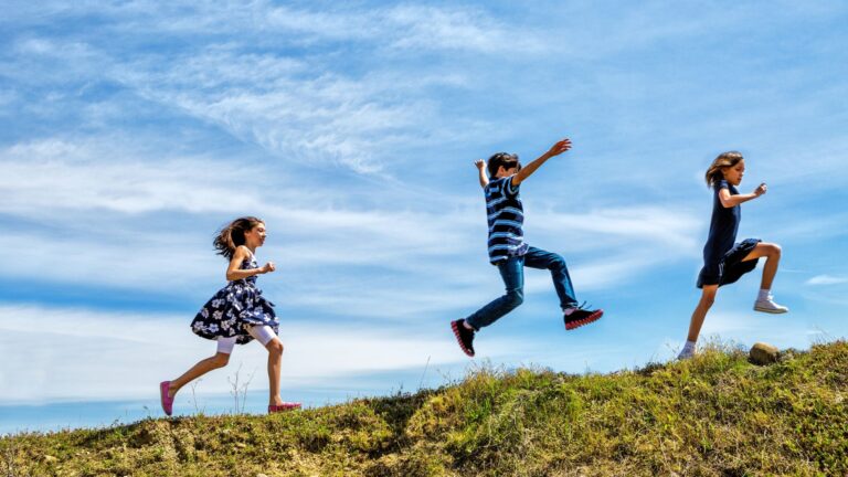 Lehrerglück im Frühling: Kreative Ausflüge und Alternativen zum Zeugnis (Newsletter 4/2025) 1 Spaziergang in der Sonne mit einer Schulklasse in der Grundschule im Frühling