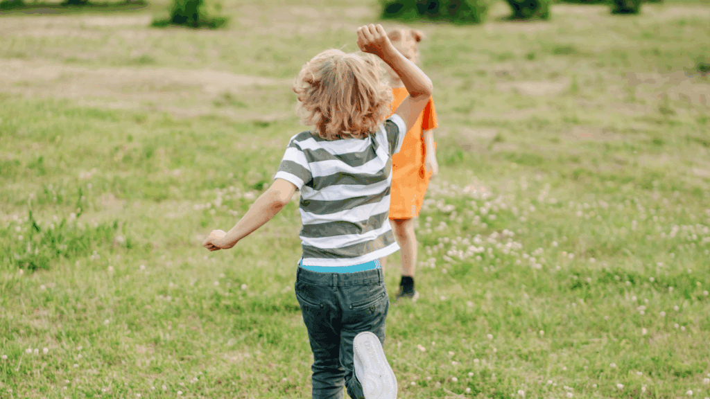 Klassenleitung Grundschule: Wie du eine starke Klassengemeinschaft aufbaust und dabei entspannt bleibst 2 Zwei Kinder, die im Gras rennen.