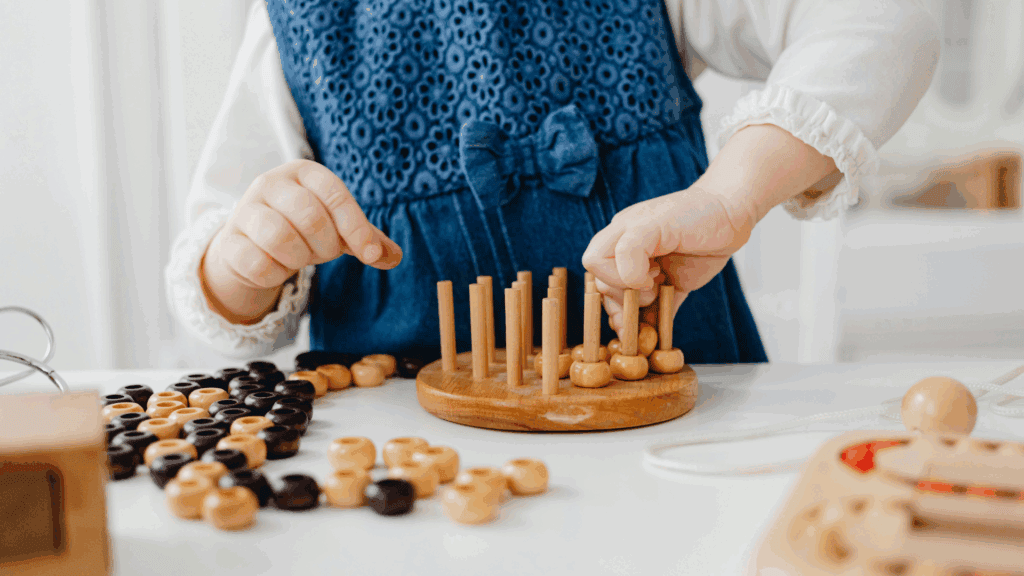 Kind im Montessori Spiel