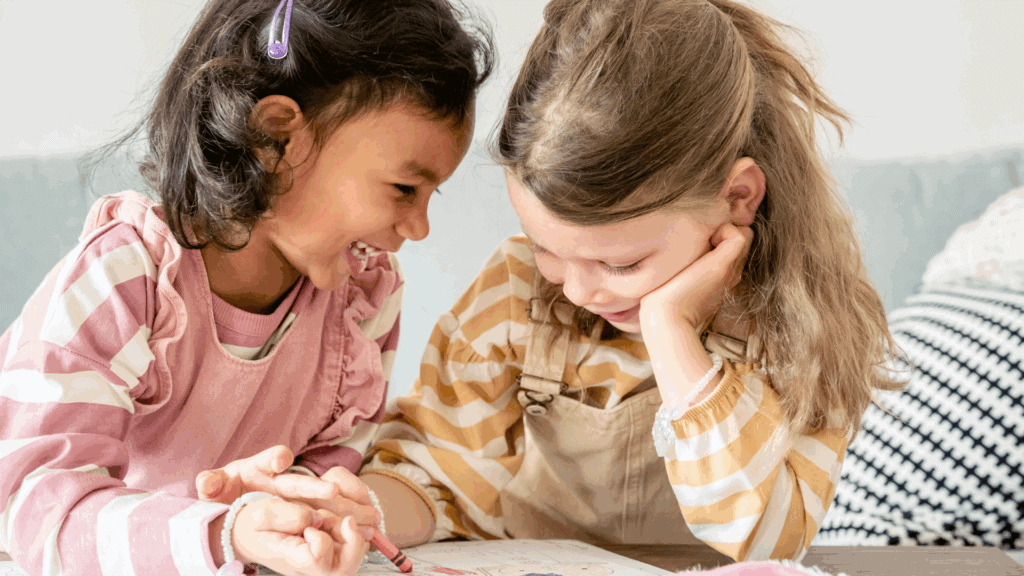 Wie ich meinen Traum-Klassenraum erschaffe (und warum 100 Flyer umsonst waren) (Newsletter 7/2025) 4 Zwei Kinder, die begeistert bei Schola Vera lernen.