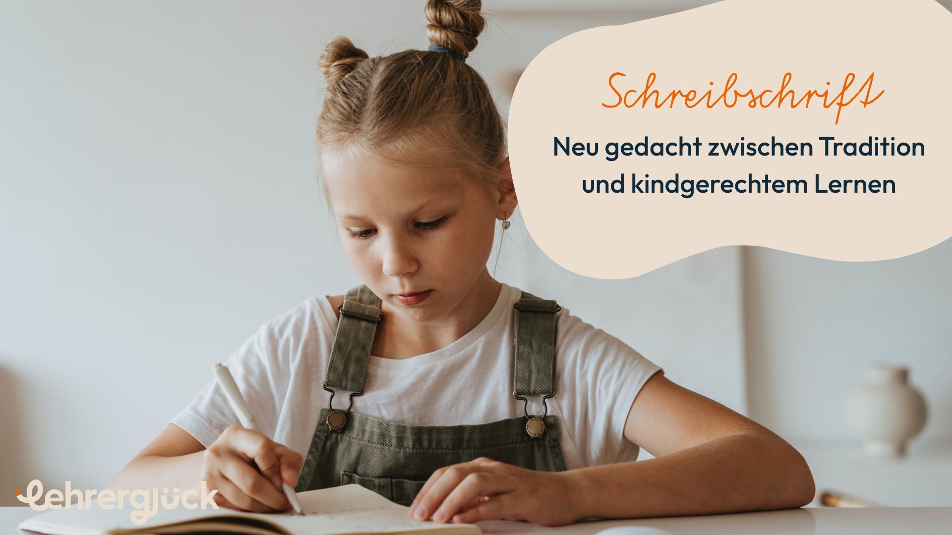 Eine Schülerin, die mit Schreibschrift in ihr Heft schreibt.