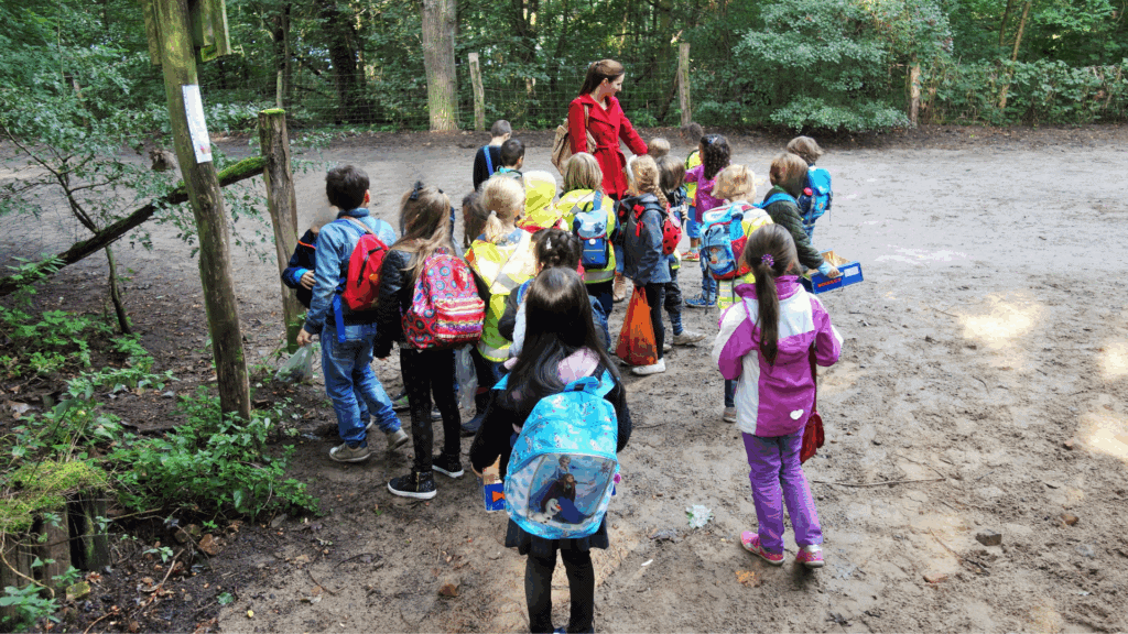 Waldausflug mit Kindern in der Grundschule