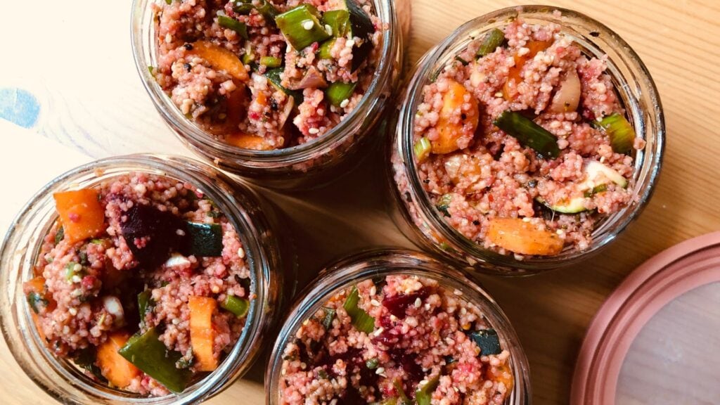 Quinoasalat als Mealprep für die Schule