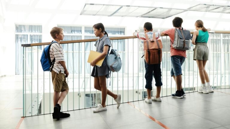 Unterrichtsstörungen - 5 Kinder stehen entspannt im Flur