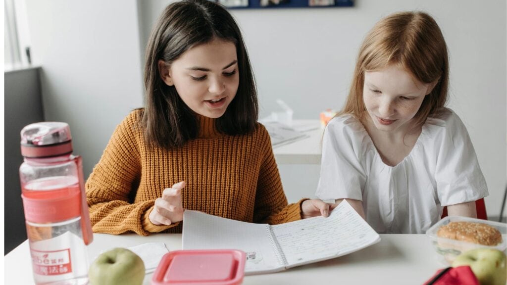 Zwei Kinder arbeiten gemeinsam an einer Aufgabe in der Schule